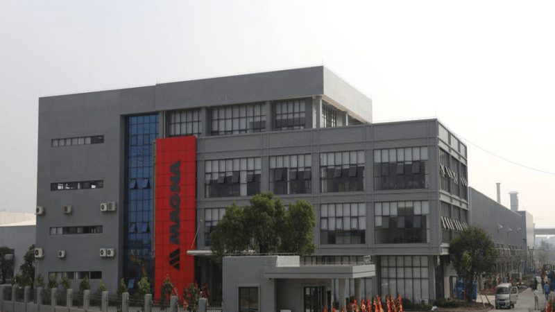 新车刹车盘生锈是常见现象，主要是因为以下几个原因：